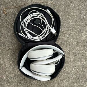 Everest Elite700 white JBL bluetooth noice canceling headphones.